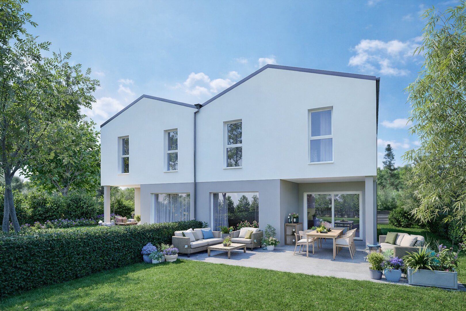 Modernes zweistöckiges weißes Doppelhaus mit großen Fenstern, grünem Rasen, Gartenmöbeln und Topfpflanzen an einem sonnigen Tag, umgeben von Bäumen und Hecken.